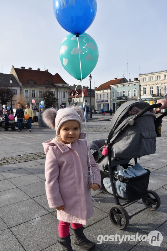 Arek Rybakowski na rynek przyszedł ze swoją córeczką 