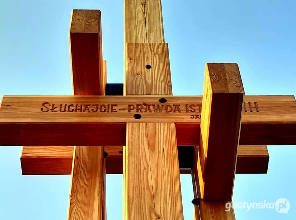 Już stoi. Nietypowy, wyższy od pozostałych krzyży, tworzy rzeźbę. Wkrótce poświęcenie - Zdjęcie główne