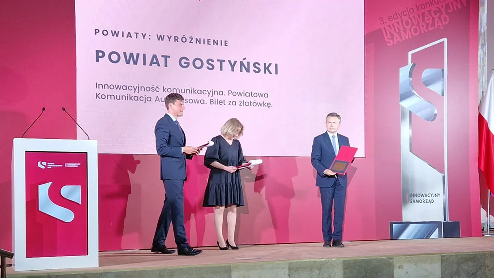 "Bilet za złotówkę" przekonał komisję konkursową. Innowacyjny projekt powiatu gostyńskiego otrzymał wyróżnienie w Warszawie - Zdjęcie główne