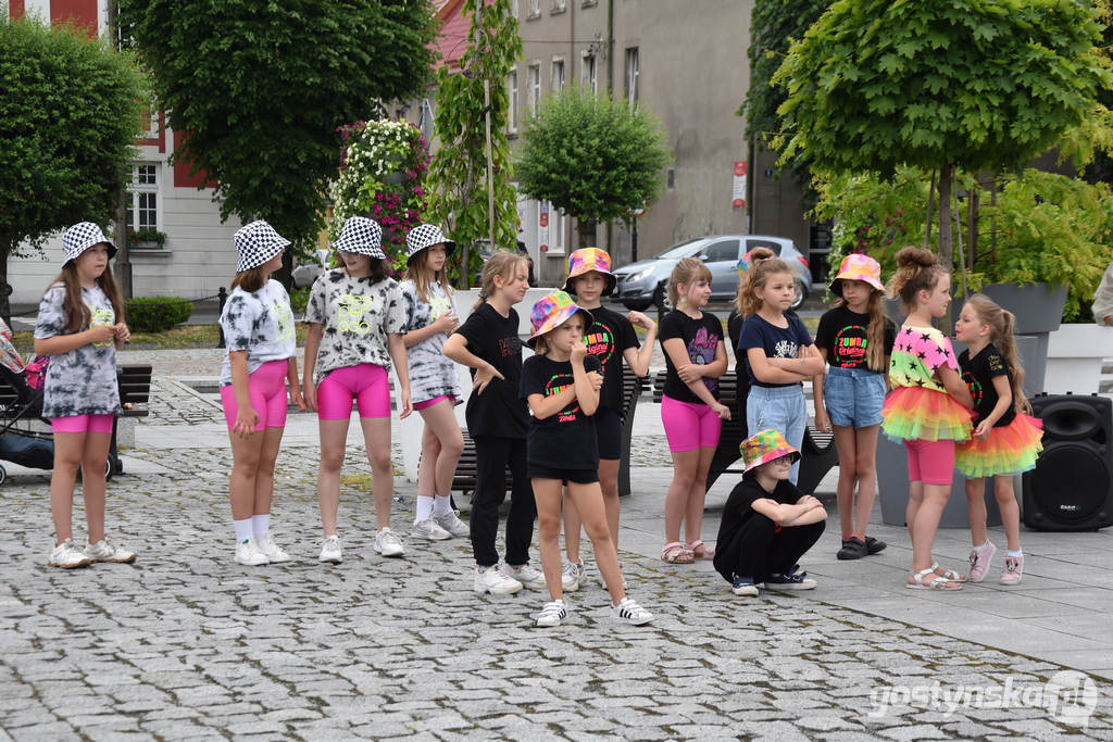 Gostyń. Zakończenie sezonu w szkole tańca Desperado. Podopieczni wraz z dorosłymi mieszkańcami tańczą "Jerusalema" w Wituś DANCE CHALLENGE 