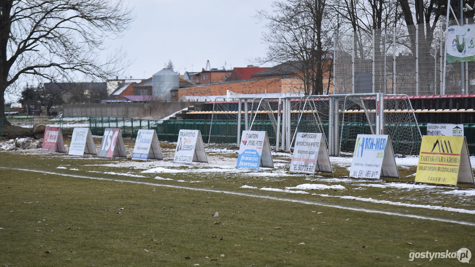 Przygotowania do sobotniego meczu rozpoczęły się o ósmej. Działacze Krobianki usuwali śnieg z boiska i rozłożyli reklamy sponsorów.