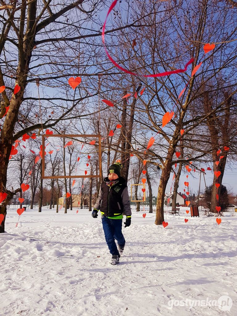 Plenerowa fotościanka w miejskim parku z okazji Walentynek. Można przyjść, zrobić sobie zdjęcie