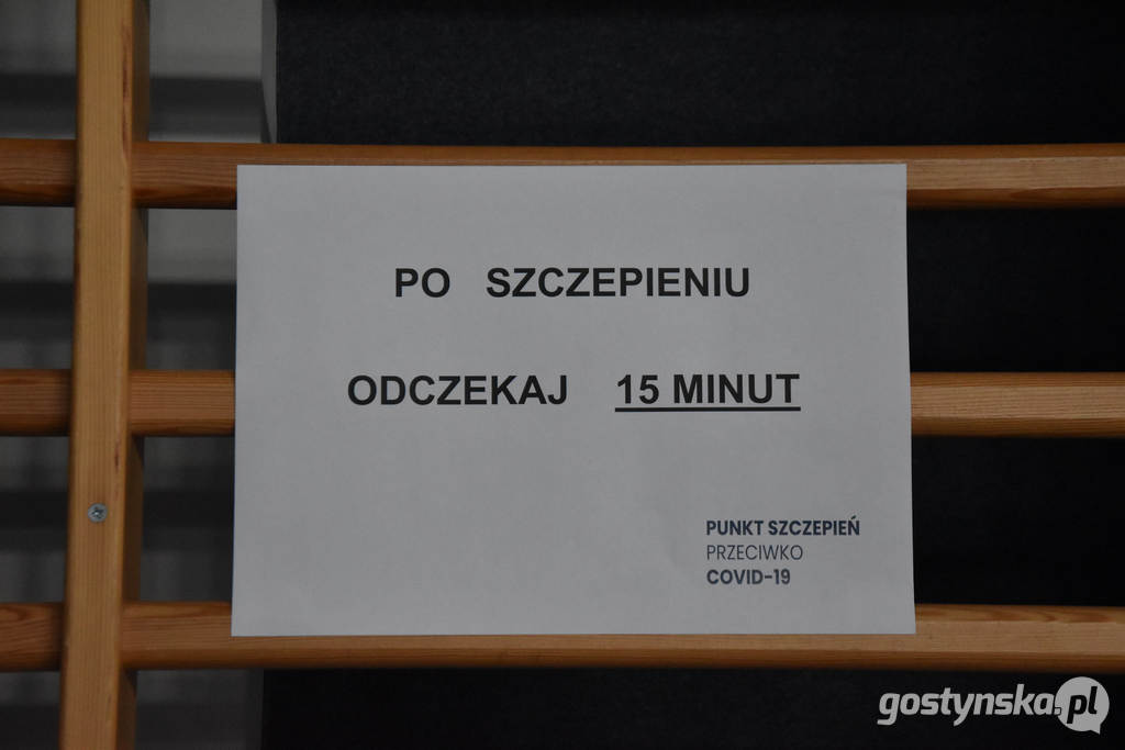 Ruszył punkt szczepień powszechnych w hali sportowej przy ZSO w Gostyniu. Jak to wygląda od środka?