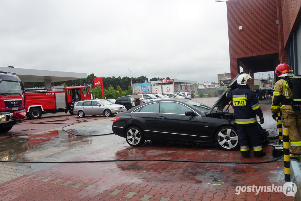 Pożar mercedesa w pobliżu marketu w Piaskach.