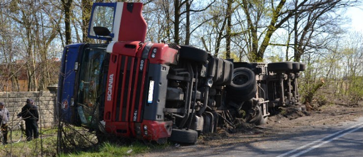 TIR-em skasował drzewa i wjechał do rowu - Zdjęcie główne