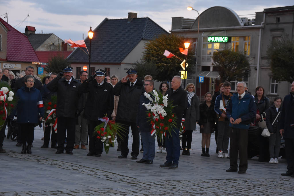 Gostyń. Obchody 82. rocznicy rozstrzelania przez Niemców 30 obywateli miasta Gostynia i okolicy. Składanie wieńców pod Pomnikiem Rozstrzelanych