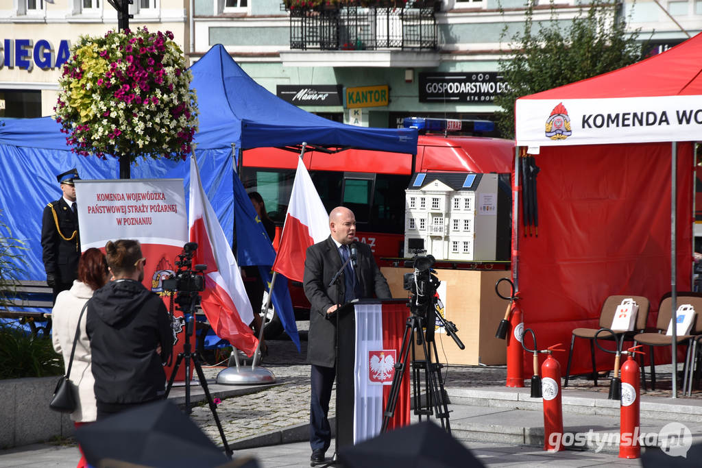 Gostyń. Podczas uroczystości nadania sztandaru KP PSP w Gostyniu strażakom - zawodowym i ochotnikom wręczono odznaczenia prezydenckie