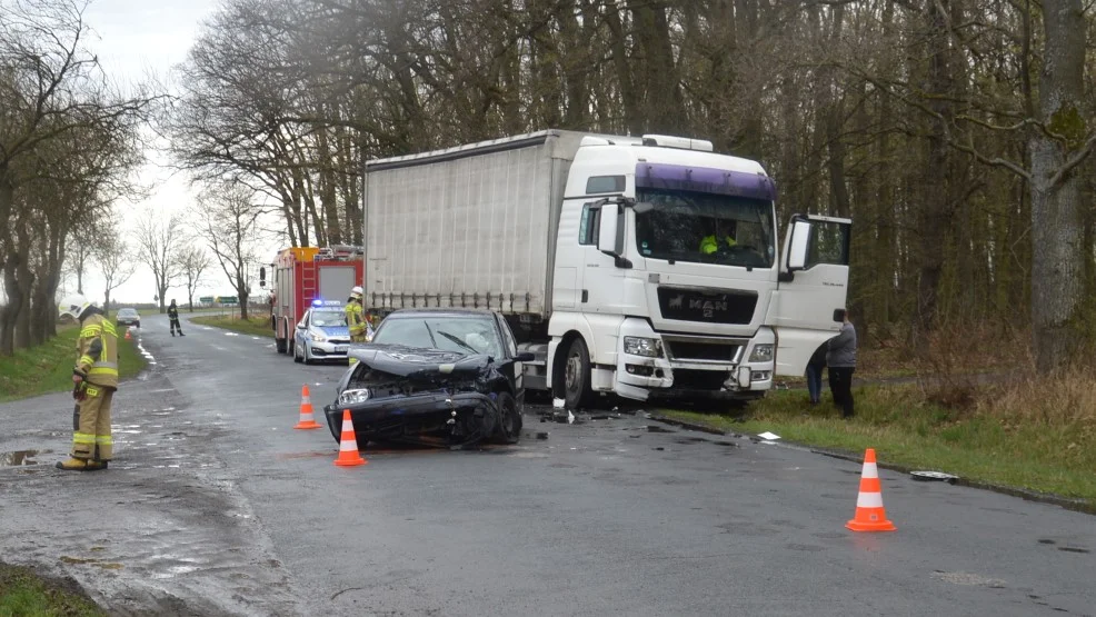 Zderzenie volkswagena z ciężarówką MAN na trasie Pogorzela-Bułaków - Zdjęcie główne