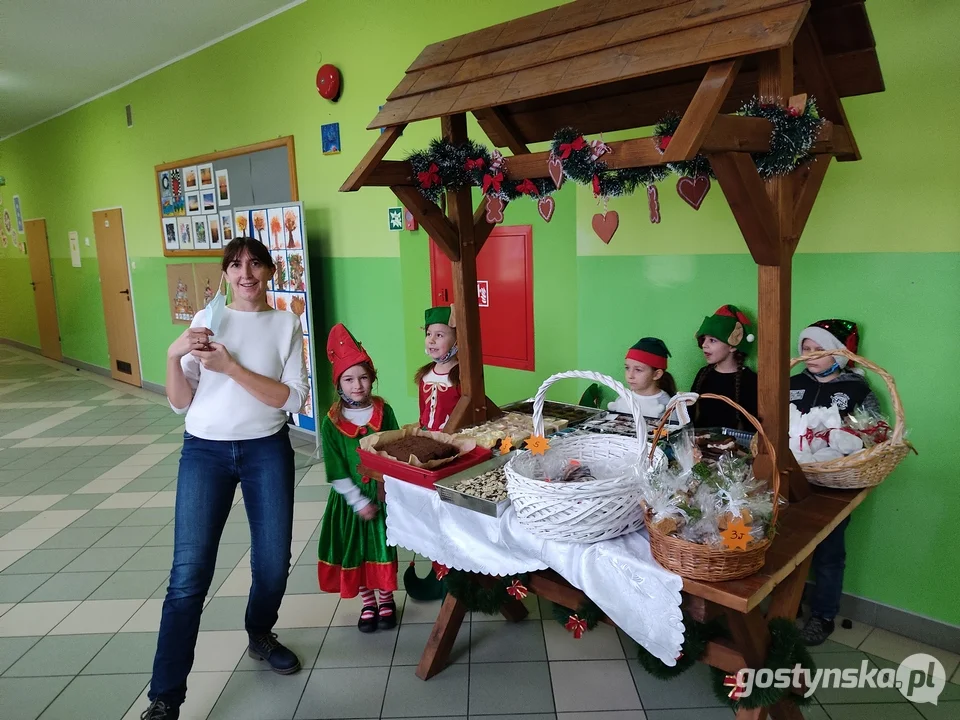 Szkoła Podstawowa w Kunowie . Święty Mikołaj uczniom rozdawał upominki przez okno