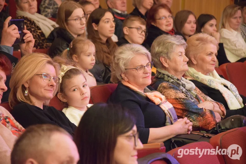 Krobia. Spektakl "Bajzel na kółkach" stanowi już czwartą wersję dramatu Gabrieli Zapolskiej "Moralność pani Dulskiej" wystawioną przez Grupę Teatralną "Na Fali". Jak widać było po reakcji publiczności w kinie "Szarotka" "odświeżone" przedstawienie nie straciło nic ze swoich pierwotnych walorów