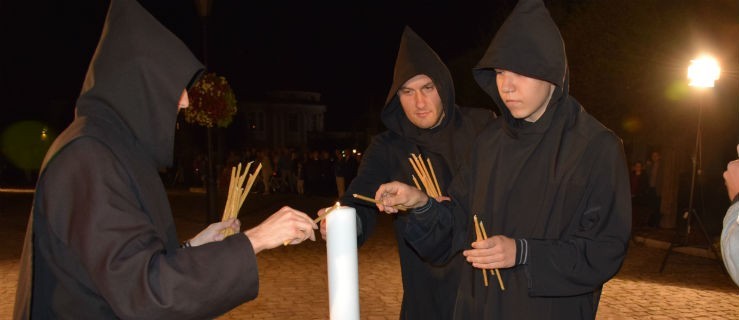 Publiczność  razem z aktorami. Co symbolizowały świece i granit? - Zdjęcie główne