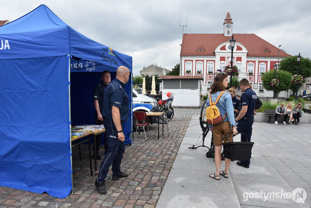 Powiatowy Dzień Bezpieczeństwa na gostyńskim rynku zaciekawił mieszkańców - od najmłodszych do najstarszych