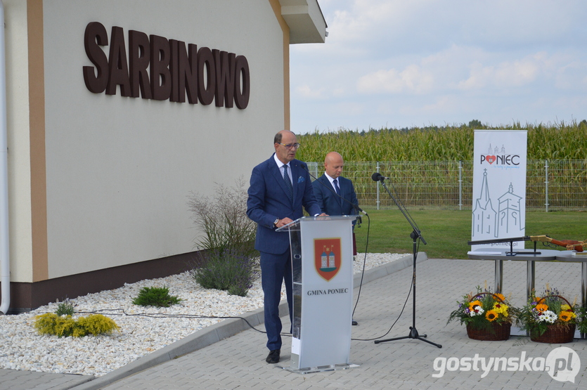 - Jestem bardzo szczęśliwy, że Sarbinowo zyskało tak nowoczesny i dobrze wyposażony obiekt, który bardzo upiększył naszą wioskę. (...) Możemy dziś cieszyć się powstałą tak długo wyczekiwaną przez mieszkańców świetlicą - mówił sołtys Grzegorz Bzdęga.