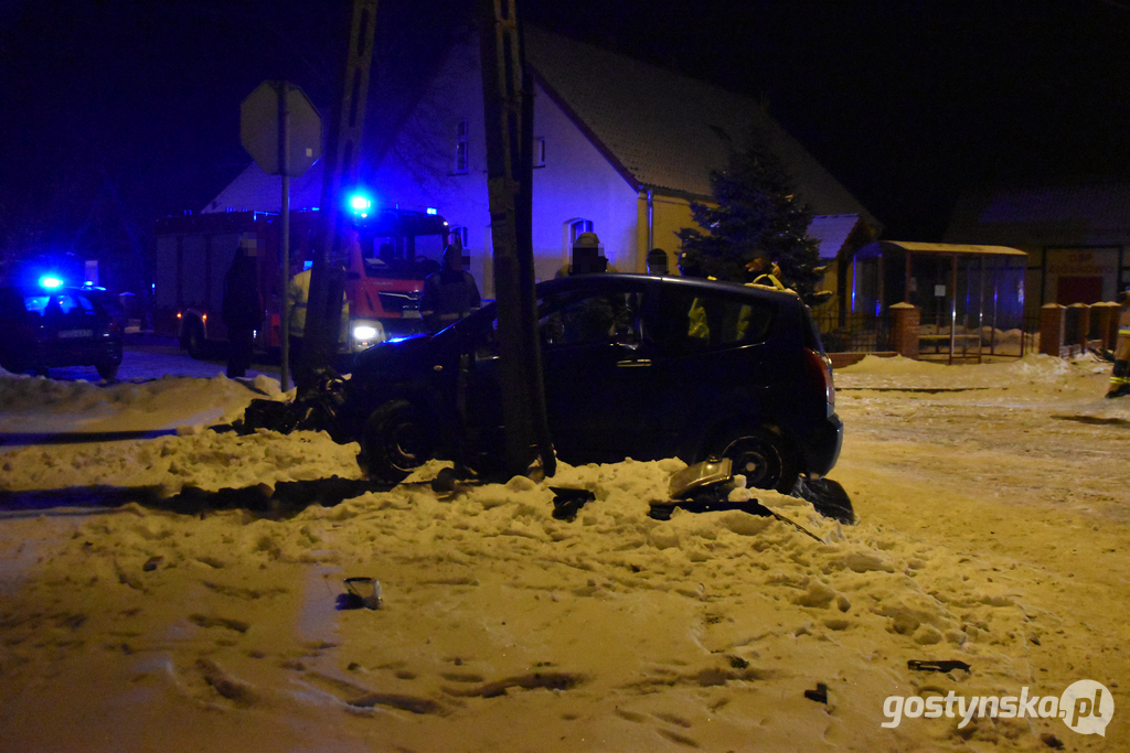 Zdarzenie w Ziółkowie. Poszkodowany młody kierowca zabrany do szpitala