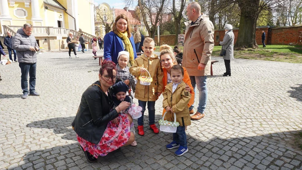 Tradycyjne poświęcenie pokarmów w Bazylice zgromadziło tłumy wiernych, a zwłaszcza dzieci [GALERIA] - Zdjęcie główne