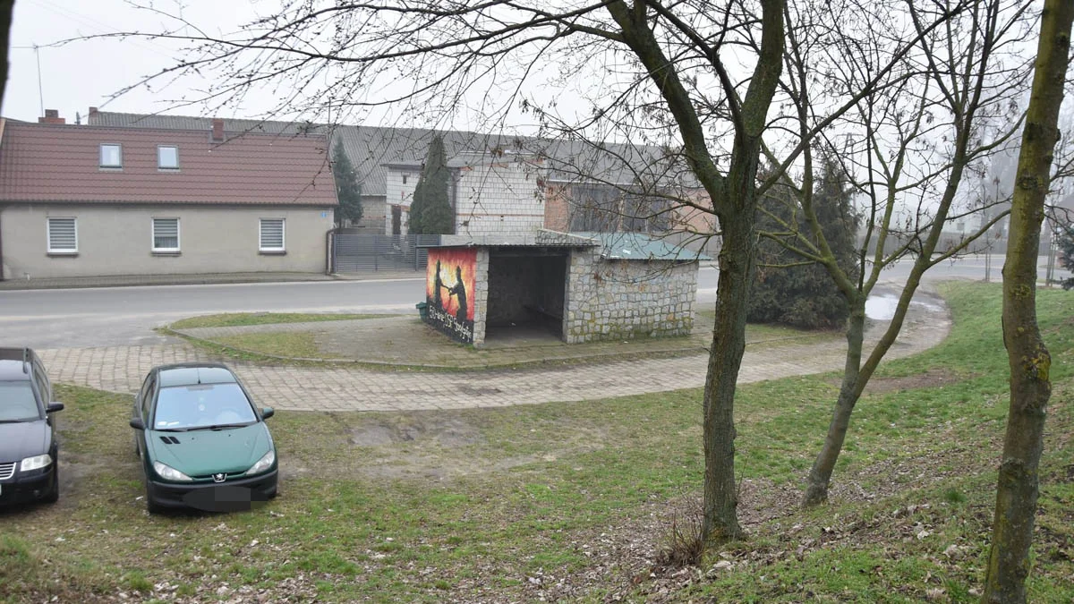 Mieszkańcy Starego Gostynia chcą zmian. Czy murowany przystanek zniknie? Będzie parking, a  może ławeczka ks. Sobkowskiego? - Zdjęcie główne