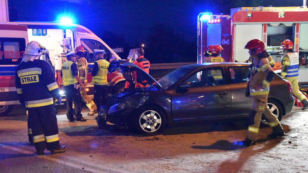 Wypadek na drodze wojewódzkiej 434. Skoda czołowo uderzyła w słup. Trzy osoby poszkodowane - Zdjęcie główne