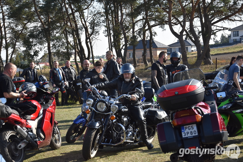 Do Dusiny przyjechali zarówno członkowie rodzimego klubu Vendetta Gostyń, współorganizującego imprezę Pościg Squad Poznań, ale także fani dwóch kółek z innych zakątków Wielkopolski m.in. z Lubina. Prawdopodobnie w ciągu całego dnia zawitało do podgostyńskiej wsi około 200 motocyklistów