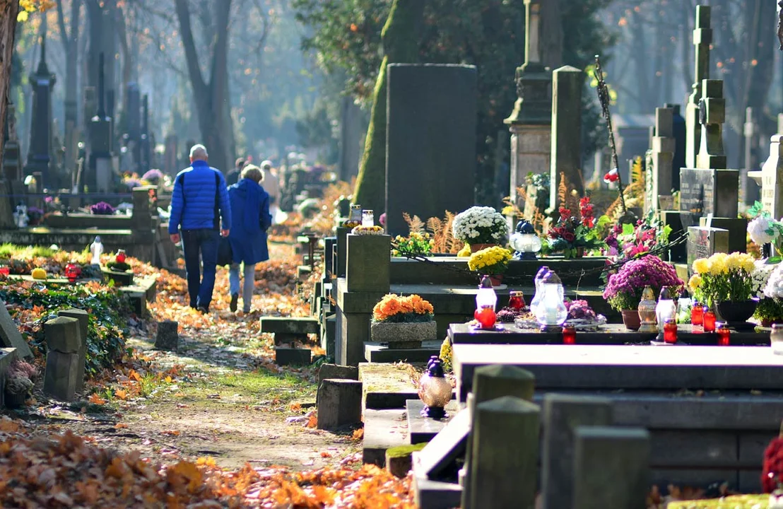 Uwaga na złodziei. Na cmentarzach spotkacie nie tylko świętych... - Zdjęcie główne