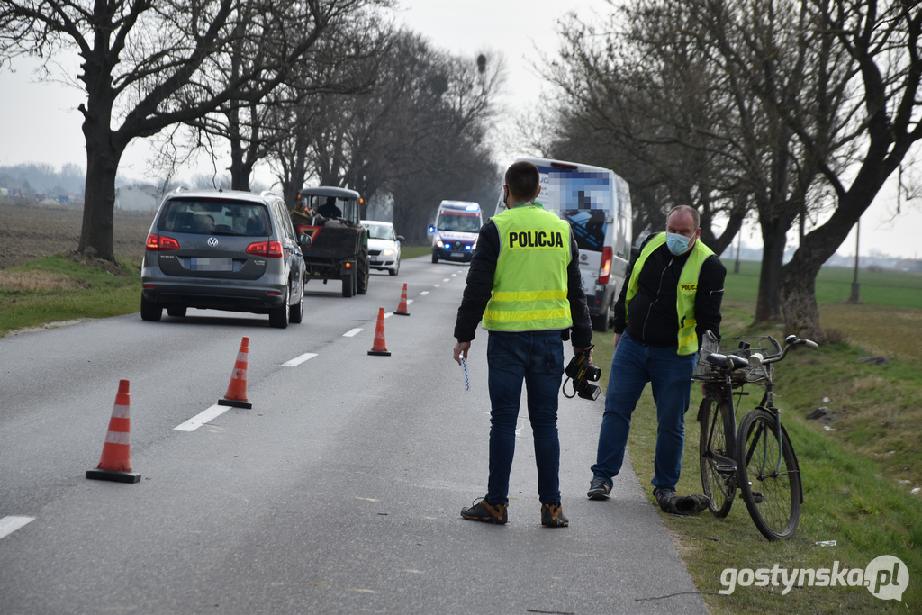 Na prostym odcinku drogi pomiędzy Bielawami Pogorzelskimi a Elżbietkowem doszło do potrącenia rowerzysty przez samochód. Nieprzytomny mężczyzna został przetransportowany śmigłowcem LPR do szpitala w Jarocinie