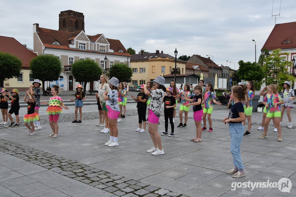 Gostyń. Zakończenie sezonu w szkole tańca Desperado. Podopieczni wraz z dorosłymi mieszkańcami tańczą "Jerusalema" w Wituś DANCE CHALLENGE 