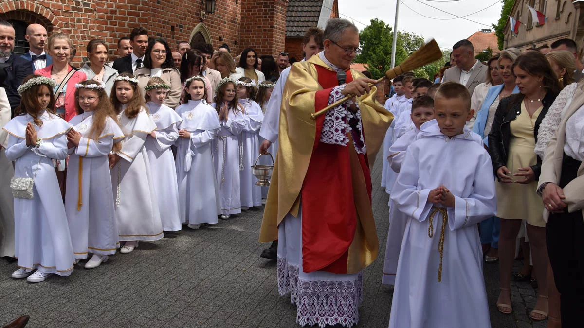 Sakrament Pierwszej Komunii Świętej dzieci przyjmowały dwa razy: „Ja ci w pokorze serce me daję, Ty mieszkaj w nim”