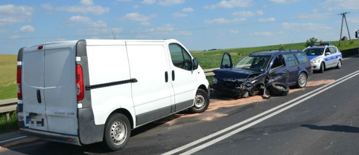 Volkswagen uderzył w naczepę TIR-a. Matka z dzieckiem w szpitalu - Zdjęcie główne