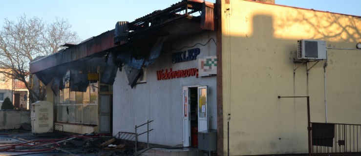 Dach budynku uległ spaleniu - Zdjęcie główne