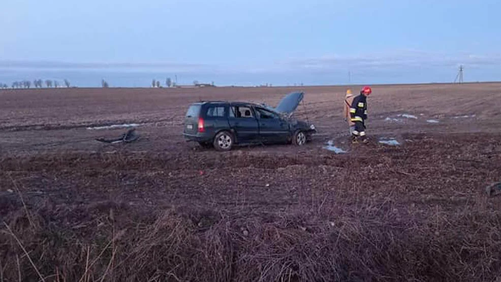 Nieszczęśliwy poranek na DK 12. Samochód w rowie, ranny kierowca - Zdjęcie główne