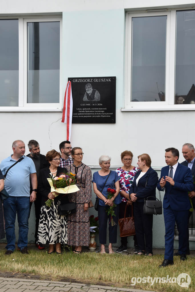 Gostyń. Odsłonięcie tablicy na ZOL-u w Gostyniu ku pamięci  reumatologa Grzegorza Głuszaka