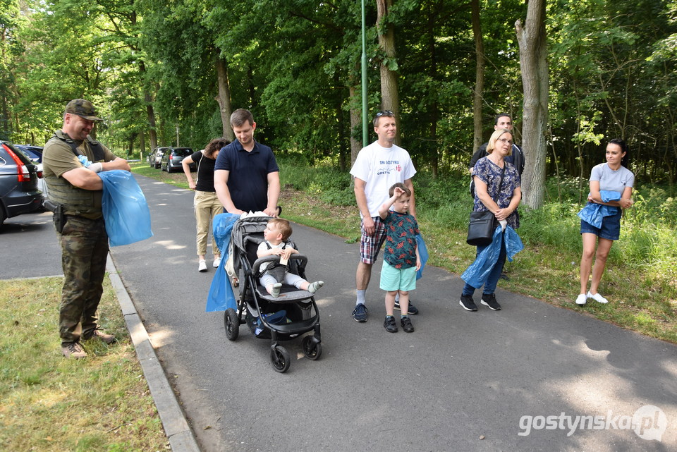 Mój czysty las - wspólna akcja GOK Hutnik i Nadleśnictwa Piaski. Cel - posprzątać las ze śmieci. Spotkanie drugie: 23 czerwca przy stacji uzdatniania wody pod Gostyniem