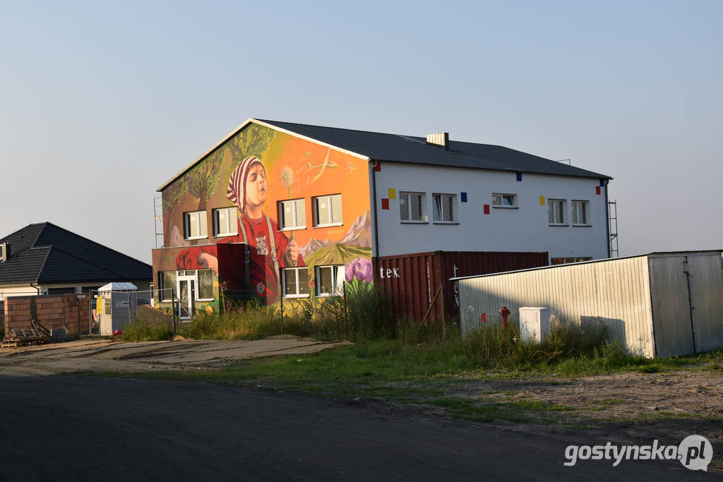 Gostyń - Brzezie. W podgostyńskiej wiosce, na budynku niepublicznego przedszkola powstaje piękny mural