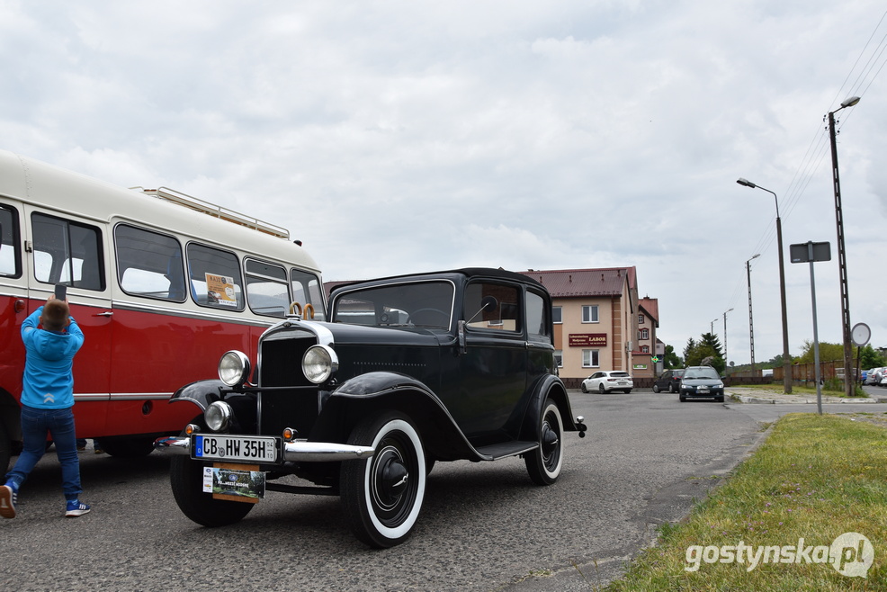 Gostyń. Zlot samochodów retro wzbudził zainteresowanie mieszkańców Gostynia