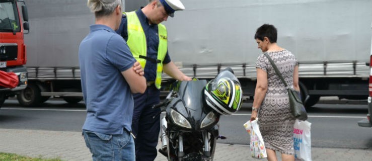 Motorowerzysta do szpitala. Nie zatrzymał się i wjechał w auto - Zdjęcie główne