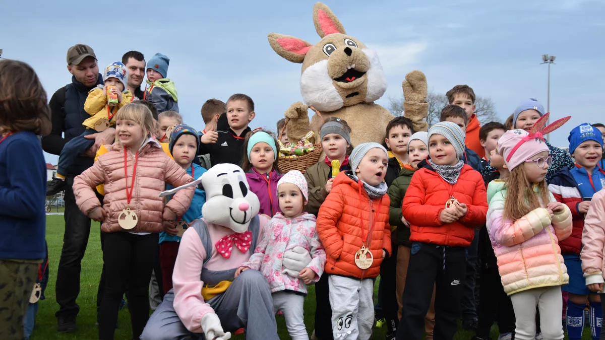 Drugi Bieg Zająca w Gostyniu, dwa zające na bieżni. Zainteresowanie imprezą rośnie - Zdjęcie główne