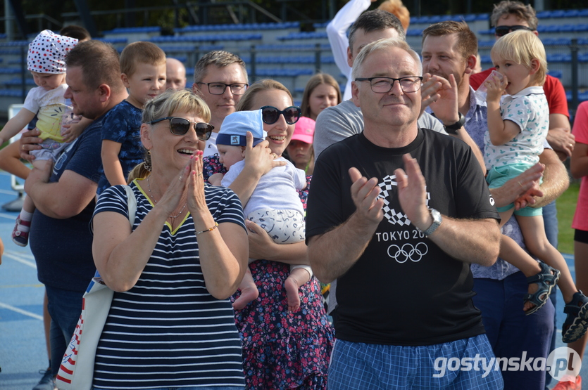 Gostyń. Na stadionie miejskim w Gostyniu Adama Nowickiego powitali fani, znajomi oraz burmistrz Jerzy Kulak.