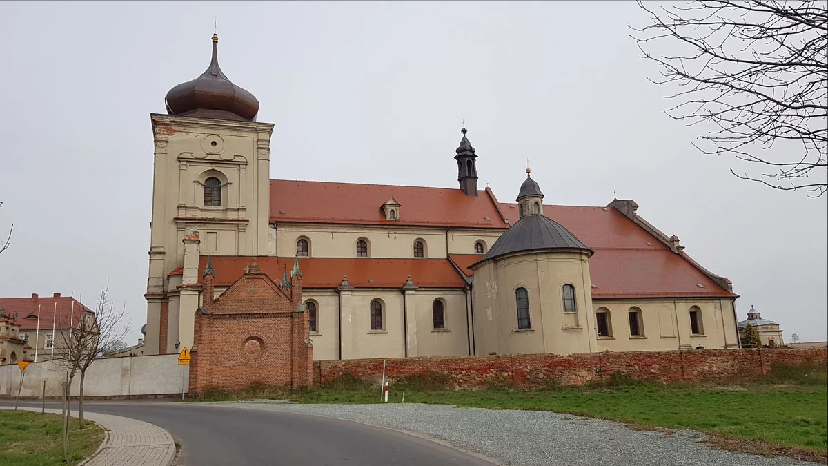 Renowacja ambony, konfesjonałów, osuszanie fundamentów kościoła. Z budżetu powiatu rozdano pieniądze do parafii