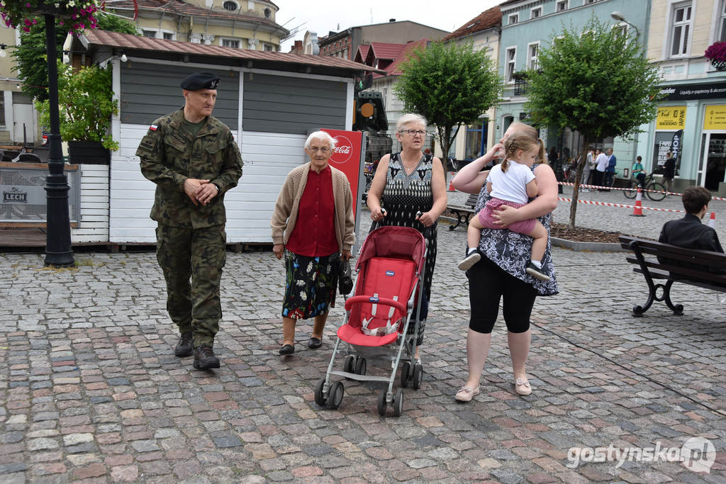 Powiatowy Dzień Bezpieczeństwa na gostyńskim rynku zaciekawił mieszkańców - od najmłodszych do najstarszych