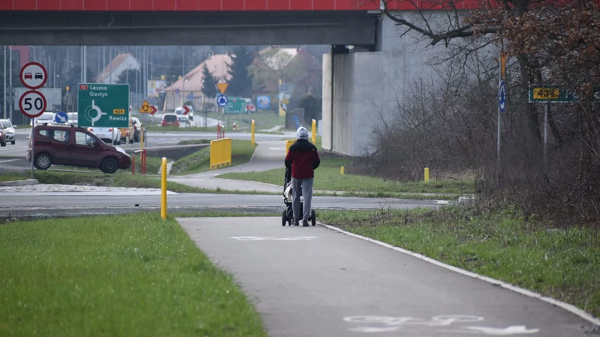 Budowa ścieżki pieszo-rowerowej Gostyń-Piaski możliwa tylko do zakończenia budowy obwodnicy DK12? - Zdjęcie główne