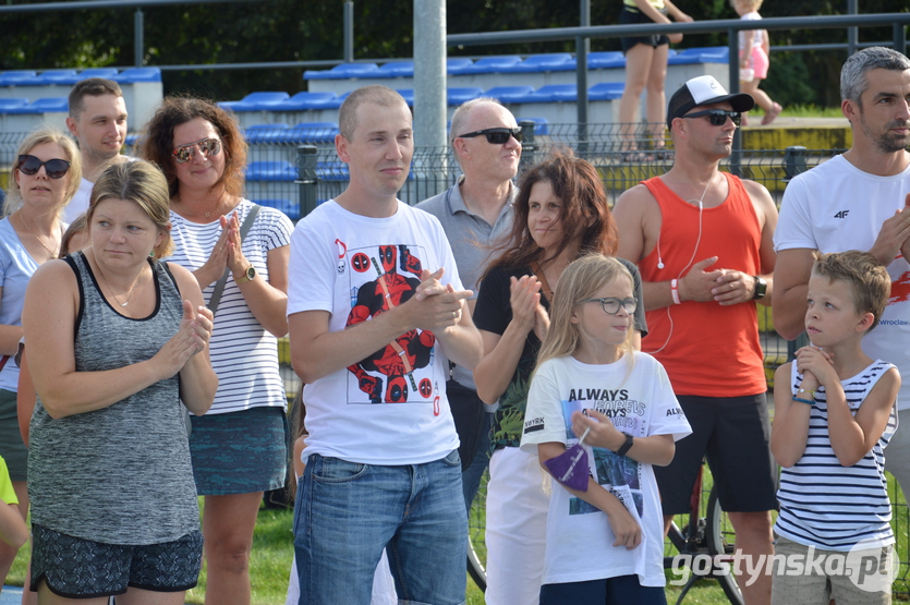 Gostyń. Na stadionie miejskim w Gostyniu Adama Nowickiego powitali fani, znajomi oraz burmistrz Jerzy Kulak.