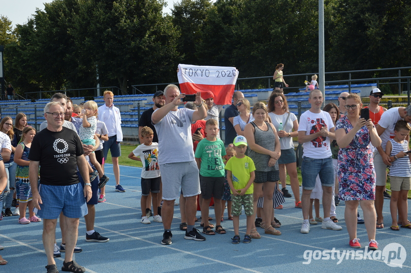 Gostyń. Na stadionie miejskim w Gostyniu Adama Nowickiego powitali fani, znajomi oraz burmistrz Jerzy Kulak.