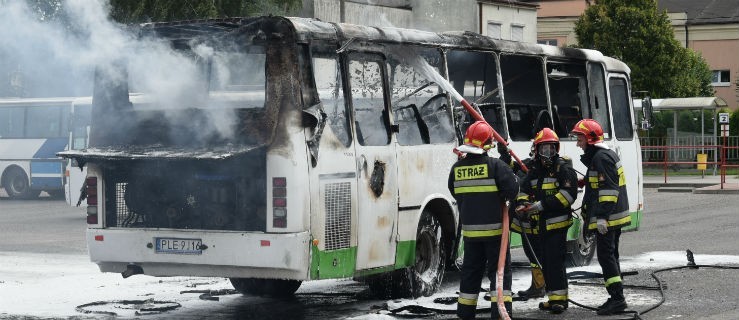 Autobus spłonął błyskawicznie. Kierowca uciekł (FILM) - Zdjęcie główne