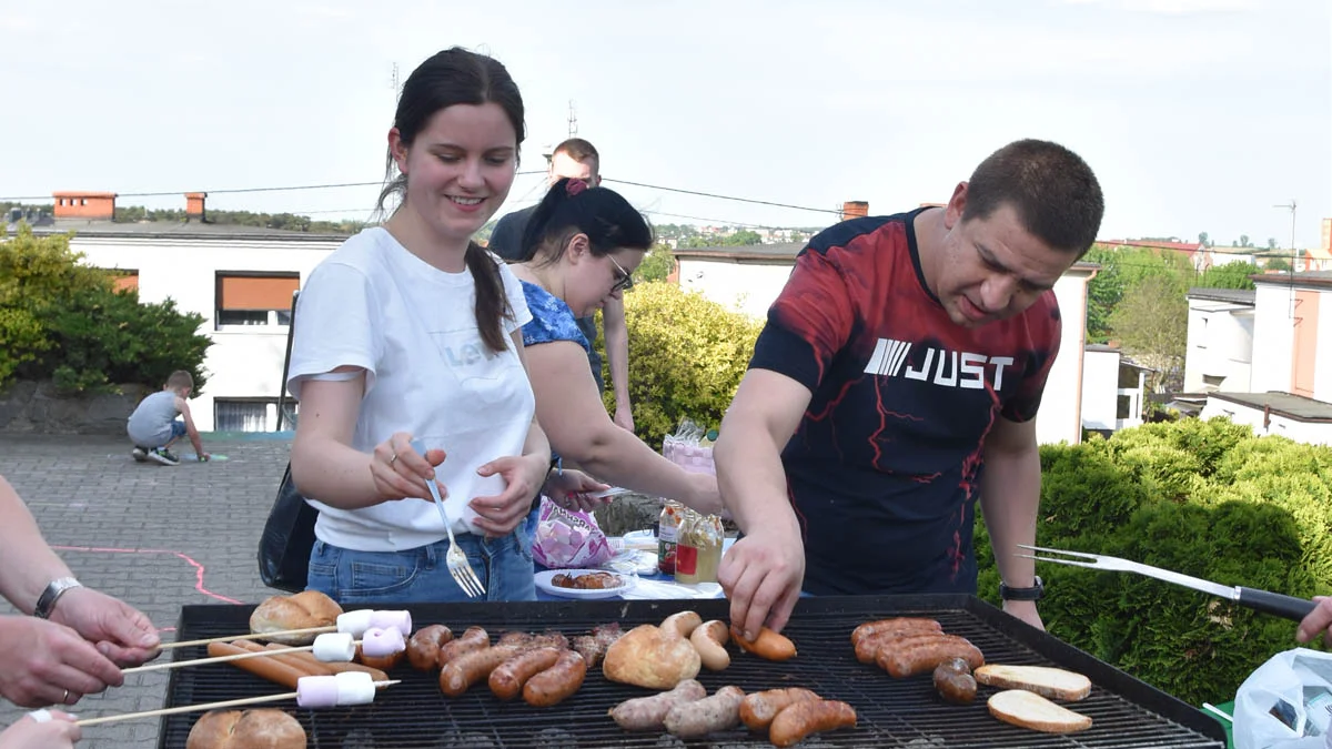 Gostyńskie grillowanie na tarasie GOK Hutnik. Mieszkańcy przynieśli kiełbasę i szaszłyki, burmistrz... słodkie pianki - Zdjęcie główne