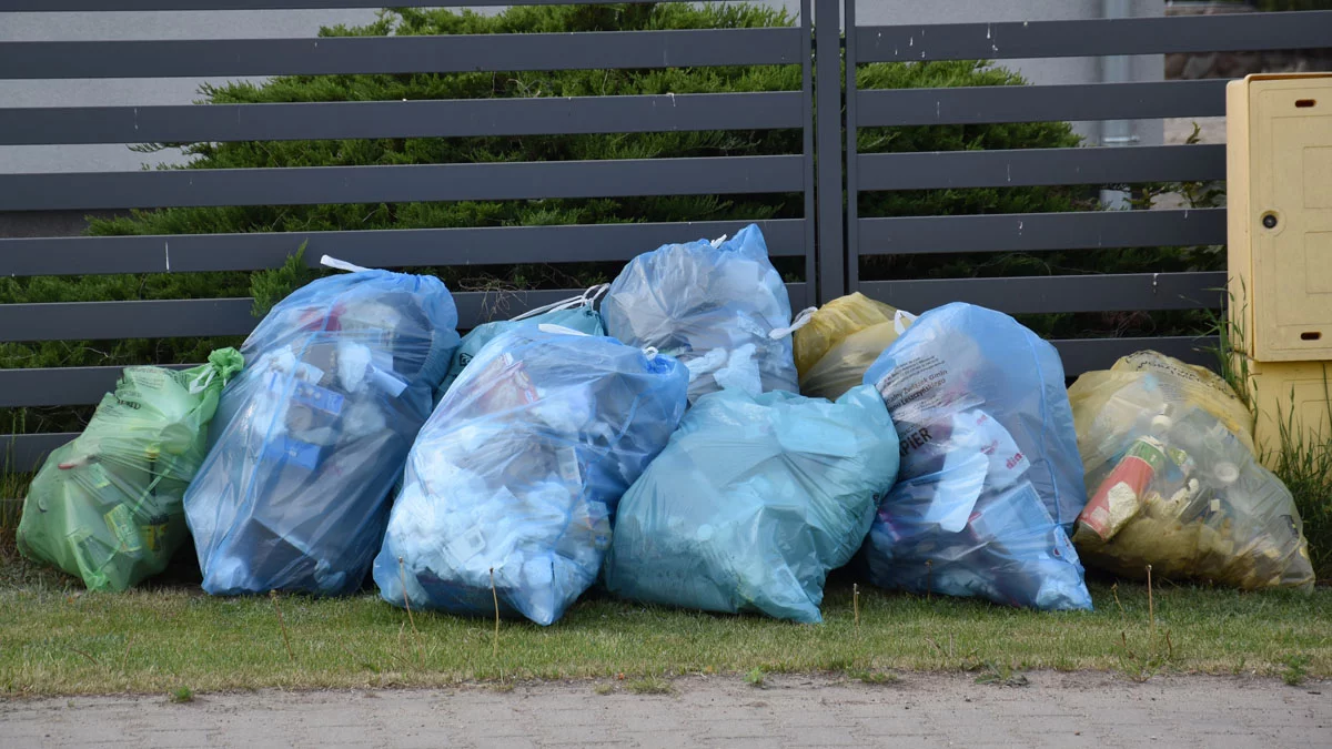 Drastyczny wzrost opłat za odbiór odpadów komunalnych. Włodarze zgodzili się z propozycjami zarządu. Od kiedy nowy podatek obowiązuje?