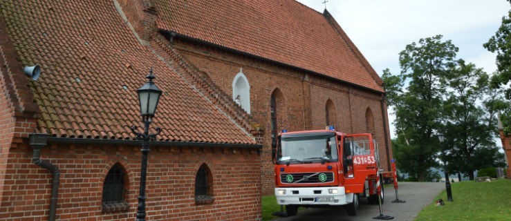Strażacy zabezpieczali dach kościoła - Zdjęcie główne