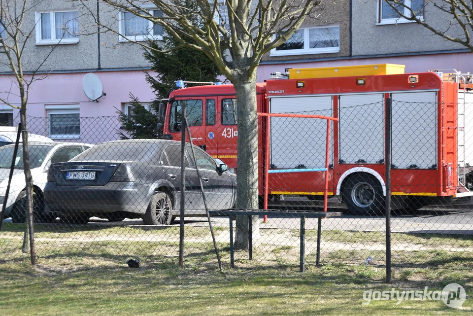 Gostyń. Ratownicy z LPR transportują chorego mieszkańca Gostynia do szpitala w Ostrowie Wlkp.