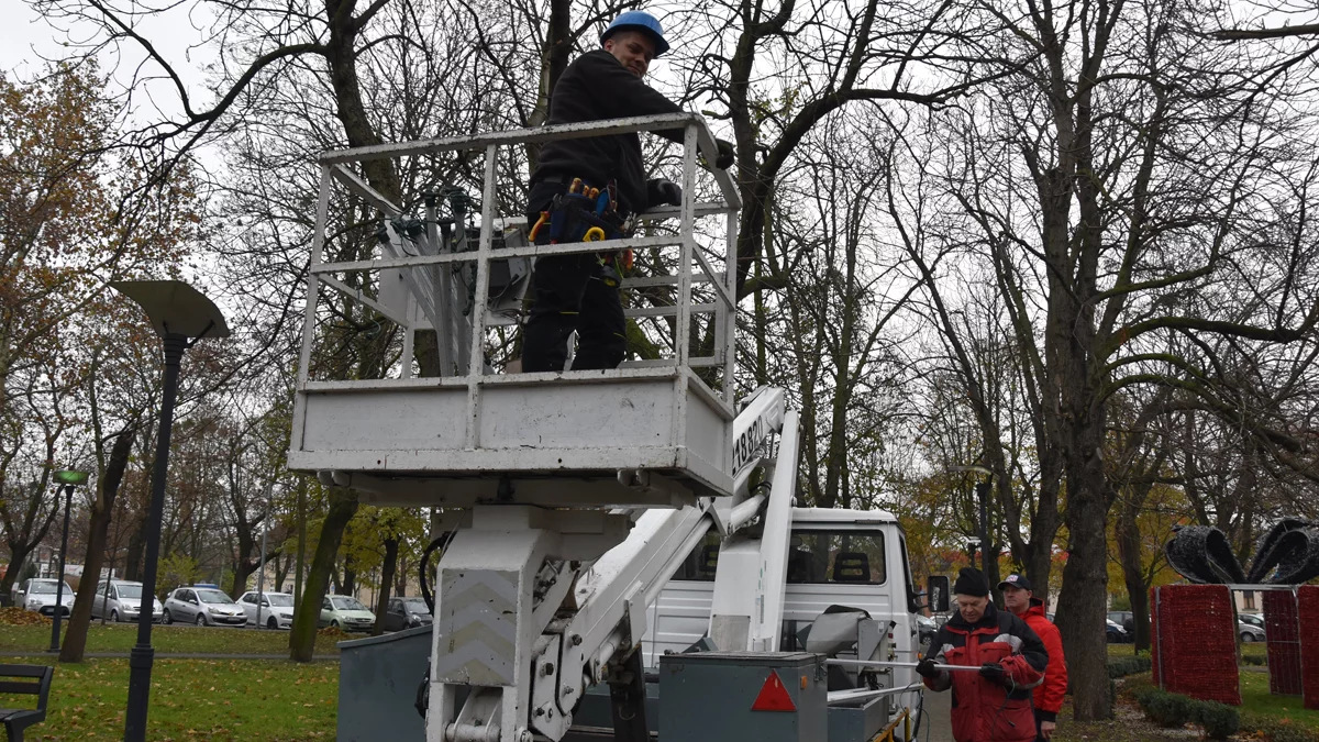 Wkrótce Gostyń rozbłyśnie bożonarodzeniowo. Trwa montaż iluminacji, których ogólny koszt wyniesie ponad 50 tysięcy - Zdjęcie główne