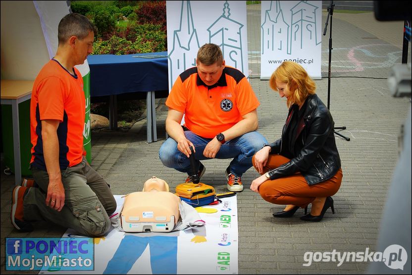 Poniec. W trakcie prezentacji przeprowadzono krótki instruktaż: jak przeprowadzić resuscytację krążeniowo-oddechową oraz jak użyć defibrylatora podczas udzielania pierwszej pomocy?