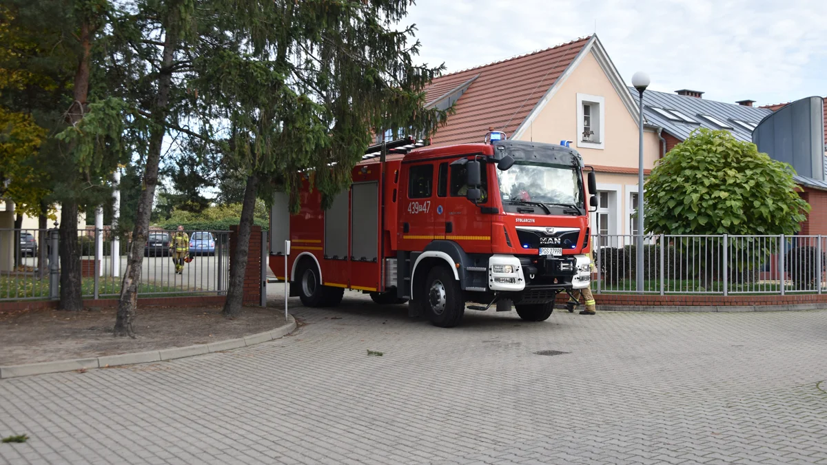 Pożar w przedszkolu w Poniecu. Straż pożarna ewakuowała ponad 160 dzieci i pracowników - Zdjęcie główne