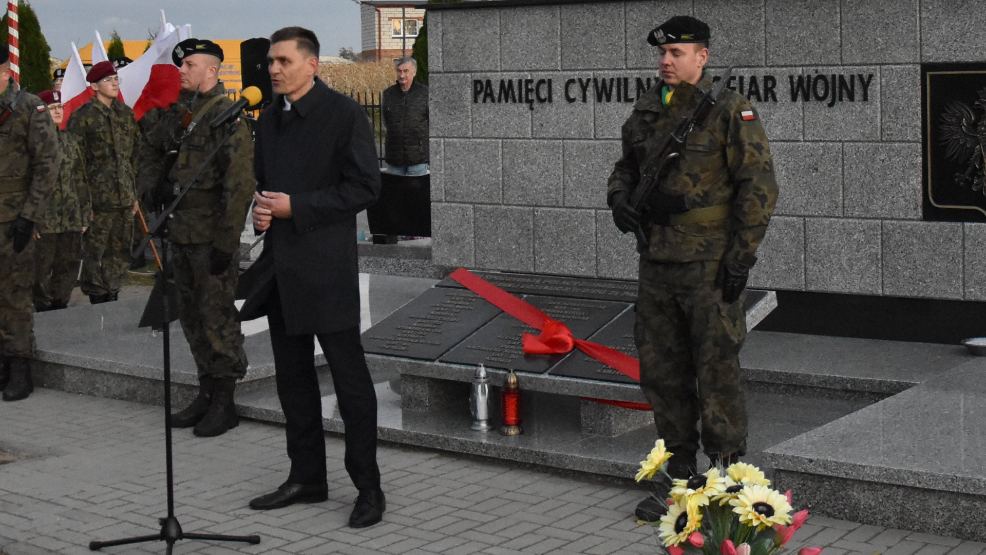 Odsłonięto pomnik poświęcony "Pamięci cywilnych ofiar wojny" w Krobi - Zdjęcie główne